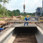 Trabalhadores na construção da ponte no Lote 4 - Altamira/Anapu