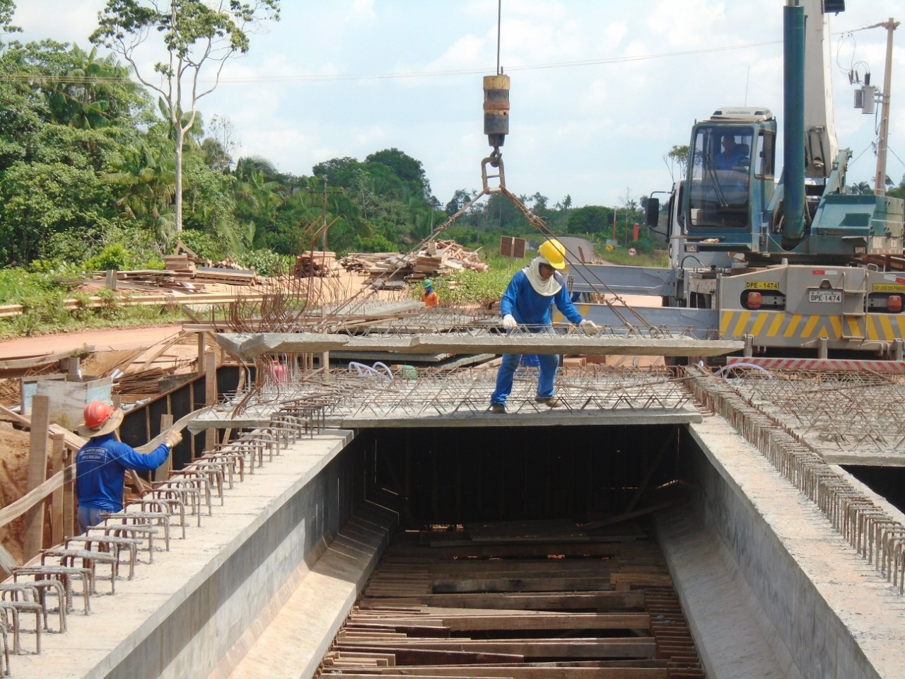 Trabalhadores na construção da ponte no Lote 4 - Altamira/Anapu