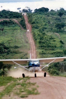 Aeronaves de pequeno porte pousando na Transamazônica - Foto Antônio Gaudério-Folhapress